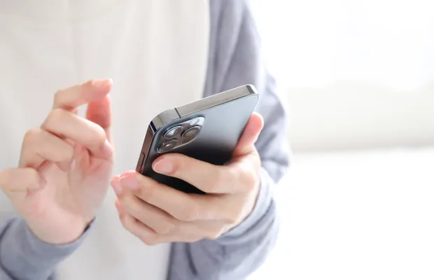 スマートフォンで点検を予約する様子