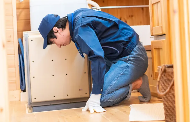住宅設備を修理するスタッフ